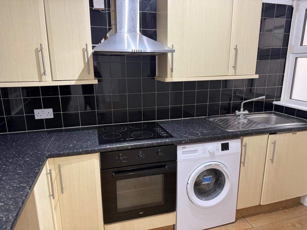 Lot: 120 - GROUND FLOOR FLAT FOR INVESTMENT CLOSE CITY CENTRE - Kitchen with fitted units and internal window